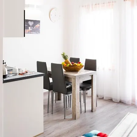 Apartament Lara's *